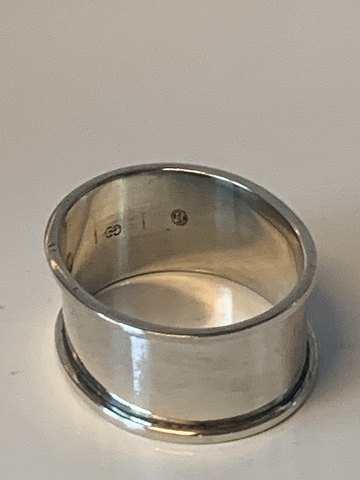 Napkin ring Silver
Size 2.1 x ø 5 cm.
Stamped: 830S