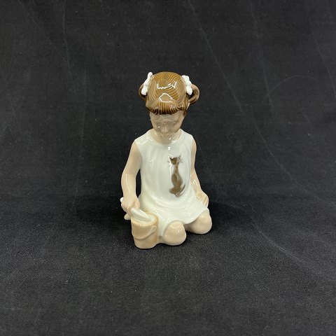 Lyngby Porcelænsfabrikg - figur pige med spand