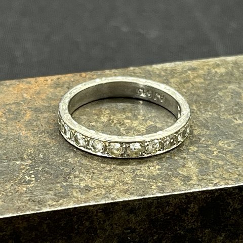 Alliance ring in 14 carat white gold