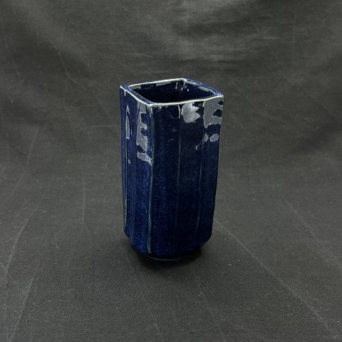 Kantet blå vase fra L. Hjorth