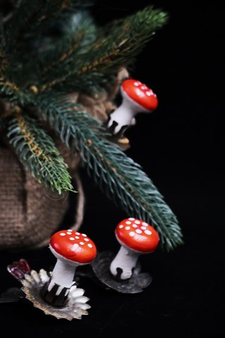 Gammelt juletræspynt i form af lille rød svamp i vat...