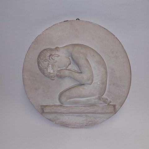Elna Borch: Plate in plaster with crying boy
