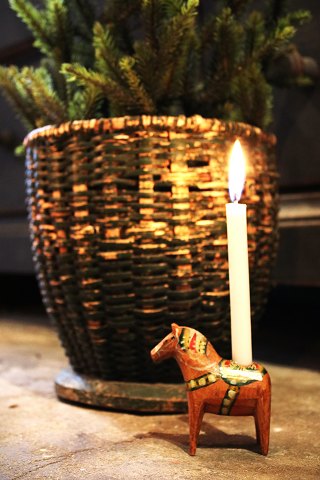 Dekorativ , gammel svensk Dalarhest julestage med plads til et lille 
julestearinlys på ryggen. H: 7,5cm...