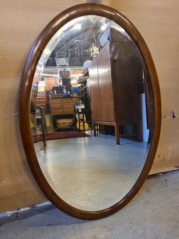 Ovalt spejl
 Kr. 500,-