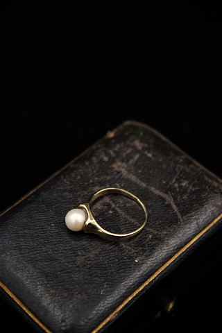 Old 14 carat gold ring with cultured pearl.