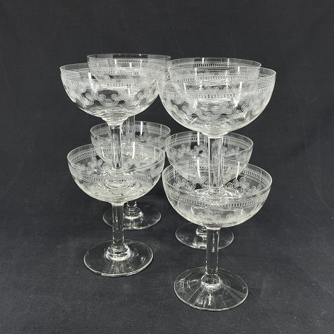 Set on 8 champagne coupes