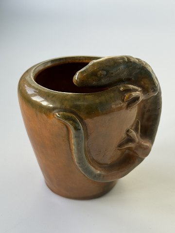 Miniature skønvirke / Art Nouveau vase med klatrende firben / øgle, 10 cm høj