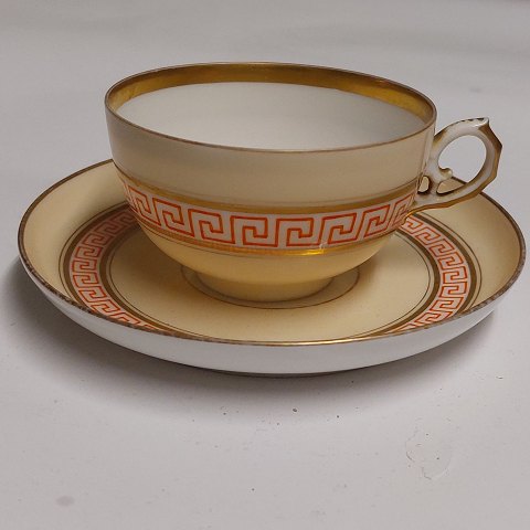Thin and delicate B&G cup in porcelain