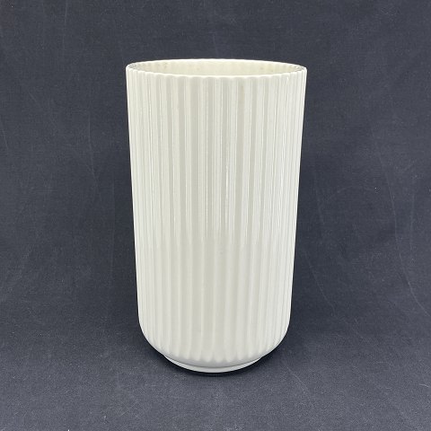 White Lyngby vase, 25 cm.