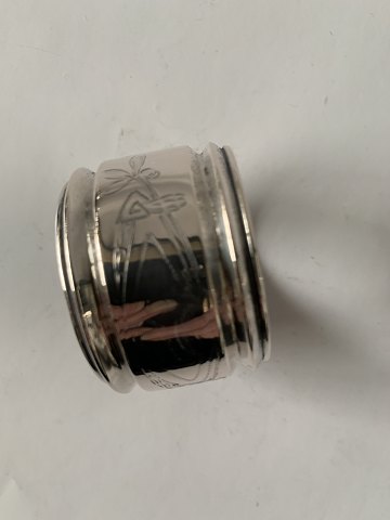 Napkin ring Silver
Stamped: 830S
Size 2.9 x ø 4.1 cm.