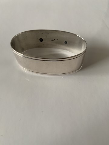 Servietring Sølv
Stemplet: 830S
Størrelse 1,8 x 5,0 cm.