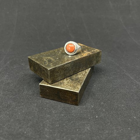Ring in silver with coral