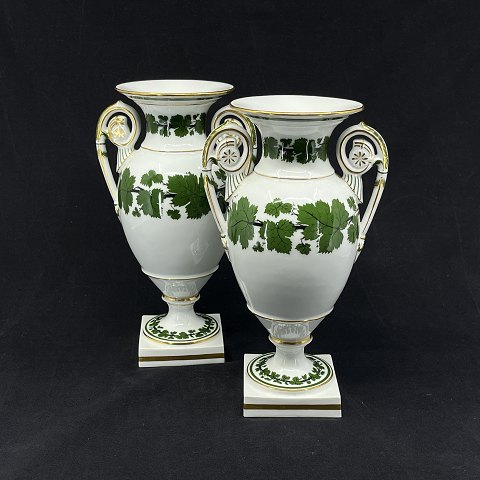 Et par Meissen vaser med vinløv og guldkanter