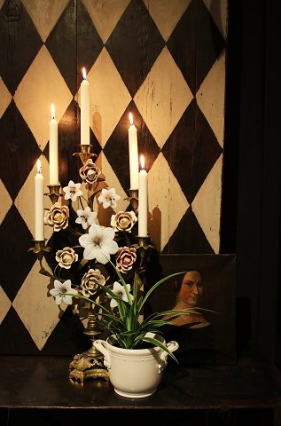 Fransk 1800 tals kirkelysestage i bronze med 6  hvide opalglas liljer og 6 
flotte farvet porcelænsblomster...