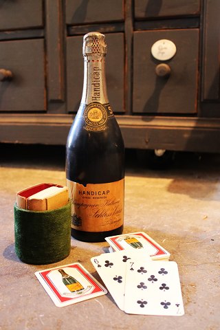 Dekorativ , gammel champagneflaske i træ med 2 sæt champagne spillekort
gemt indeni...