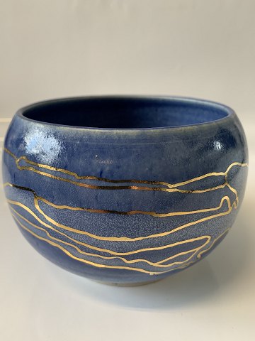 Stoneware, Bowl, Sylvest Ceramics
Two-tone lavender Bowl with gold
High 10,5 cm. Ø 14 cm.