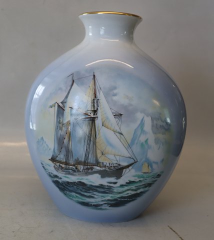 B&G8874-5506 Windjammer Vase 24.5 x ca 21 cm Tskonnerten Gladan i nordlige 
farvand Begrænset oplag  #310 af 500 James E. Mitchell Bing & Grøndahl