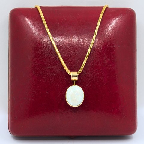 A necklace set with an opal mounted in 18k gold