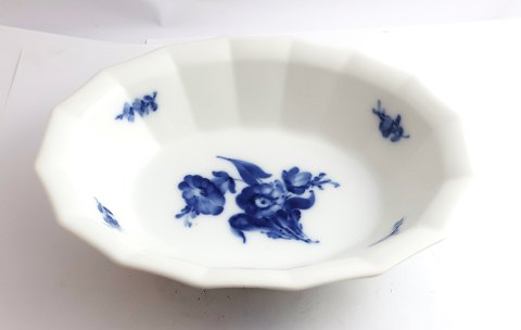 Royal Copenhagen. Blå blomst, kantet. Oval skål. Model 8632. Længde  24,5 cm. (2 
sortering)
