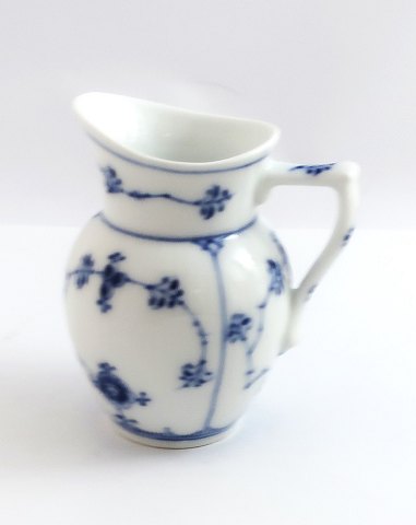 Royal Copenhagen. Mussel painted, fluted. Creamer. Model 60. Height 10,2 cm. (1 
quality)