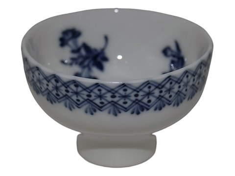 Blue Fluted
Small unique bowl / sake glass