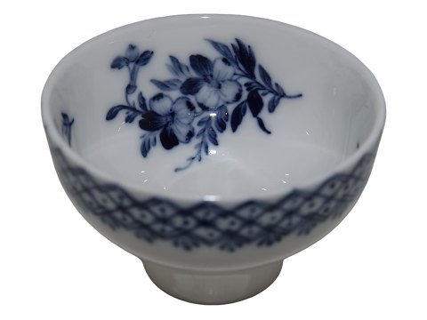 Blue Fluted
Small unique bowl / sake glass