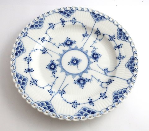 Royal Copenhagen. Blue Fluted Full Lace. Plate. Model 1085. Diameter 23,5 cm. (1 
quality).