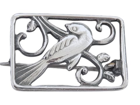 Hingelberg sølv
Lille firkantet broche med fugl fra ca.  1940-1960