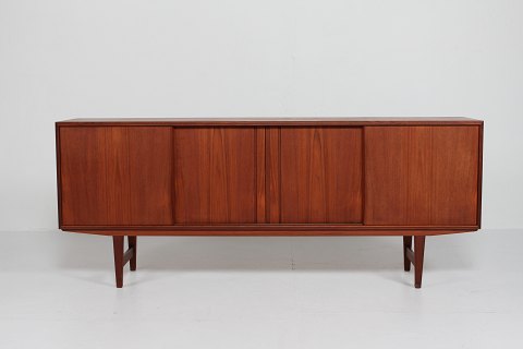 Danish Modern
Sideboard of teak
