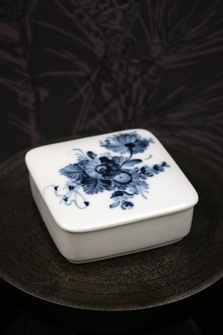 Royal Copenhagen , Blå Blomst firkantet smør krukke.
RC# 45/4014...