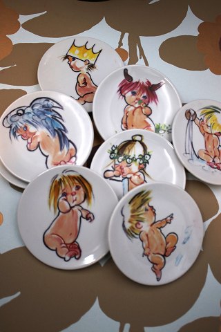 Small Christel plates from Royal Copenhagen. Dia.: 10,5cm.Click on the image for each individual...