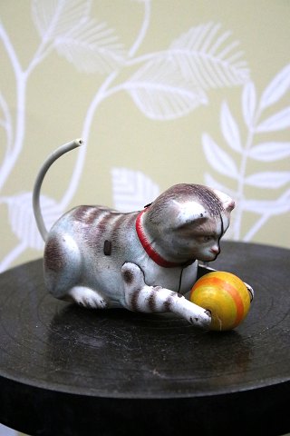 Old mechanical toy cat in metal from the 50s with winding key...