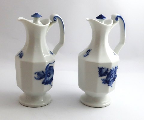 Royal Copenhagen. Blå blomst, kantet. Olie + eddike kander. Model 8582 + 8583. 
Højde 14,5 cm. (1 sortering)