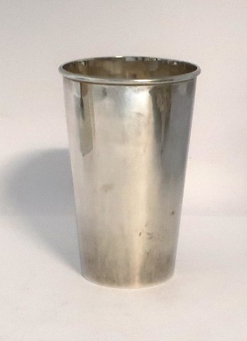 Vase aus Sterlingsilber. Höhe 11 cm. Durchmesser 7 cm.