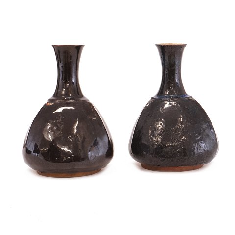 Ein Paar Steinzeugvasen von Lisbeth 
Munch-Petersen, 1909-97. H: 16cm