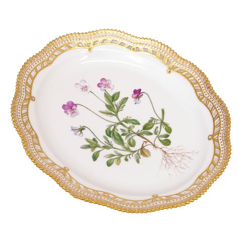 Flora Danica ovalt serveringsfad med gennembrudt 
fane. "Viola tricolor". Royal Copenhagen år 1950. 
Mål: 27x22cm