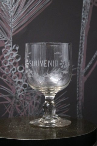Gammelt Fransk souvenir vin glas med graveret skrift 
"Souvenir"