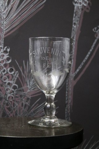 Gammelt Fransk souvenir vinglas med graveret skrift 
og dekorationer. "Souvenir de la feté"