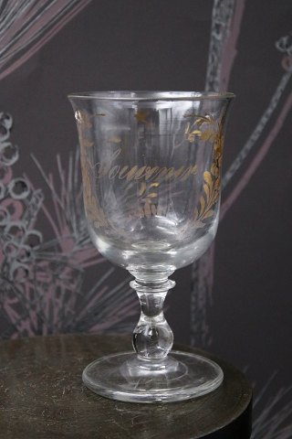 Gammelt Fransk souvenir vinglas med graveret skrift 
"Souvenir" med rest af guld dekoration.