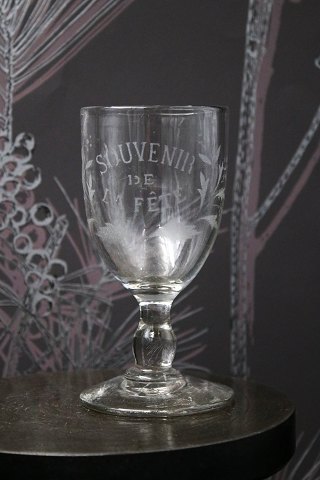 Gammelt Fransk souvenir vin glas med graveret skrift og dekorationer. "Souvenir 
de la feté"