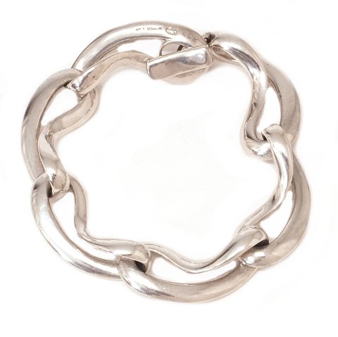 Regitze Overgaard for Georg Jensen Infinity 
leddelt armlænke i sterlingsølv #452. L: 20cm