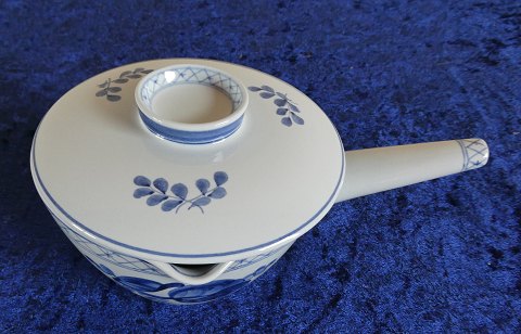 Ny Trankebar fajance porcelæn, sovseskål med låg, hank og hældetud nr. 2872