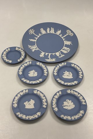 6 dele Wedgewood Jasperware i blåt signeret af John Wedgewood i 1964.