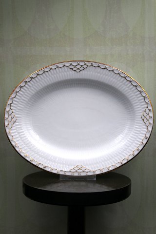 Sjælden Royal Copenhagen ovalt fad i Prinsesse med guld dekorationer.
fra år 1850-70...