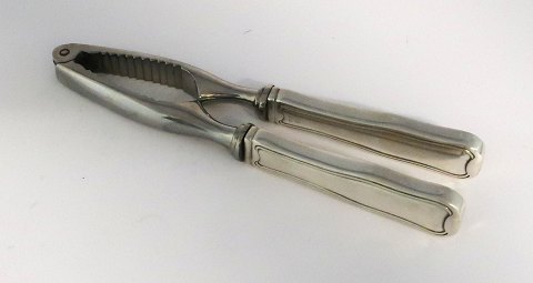 Georg Jensen. Sølvbestik (925). Dobbeltriflet. Nøddeknækker. Længde 17 cm.