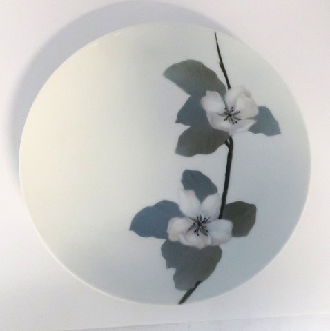 Royal Copenhagen. Teller mit Blumenmotiv. Nr. 82. Durchmesser 22 cm. (1 Wahl)