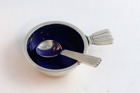 Georg Jensen. Bernadotte, Salz Keller mit blauer Emaille, und salz Löffel. 
Sterling (925).