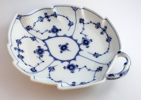 Royal Copenhagen. Blue Fluted, plain. Pickle dish. Model 145. Length 26,5 cm. (1 
quality). Produced before 1923.
