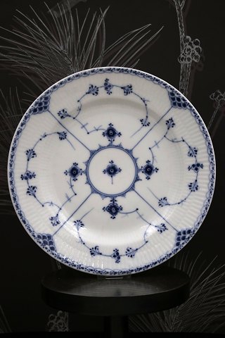 Royal Copenhagen , Musselmalet Halvblonde middagstallerken.
Dia.: 25,5cm. 
RC#1/571...