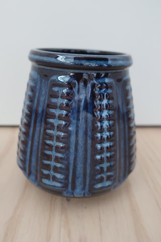 Søholm vase
Smuk vase, som står sikkert på bordet, og er stabil med blomster isat 
Søholm Denmark Stentøj
Design: Einar Johansen
Einar Johansen var ansat på Søholm 1958-1971
Nr.: 3324
Stemplet
Fra 1960